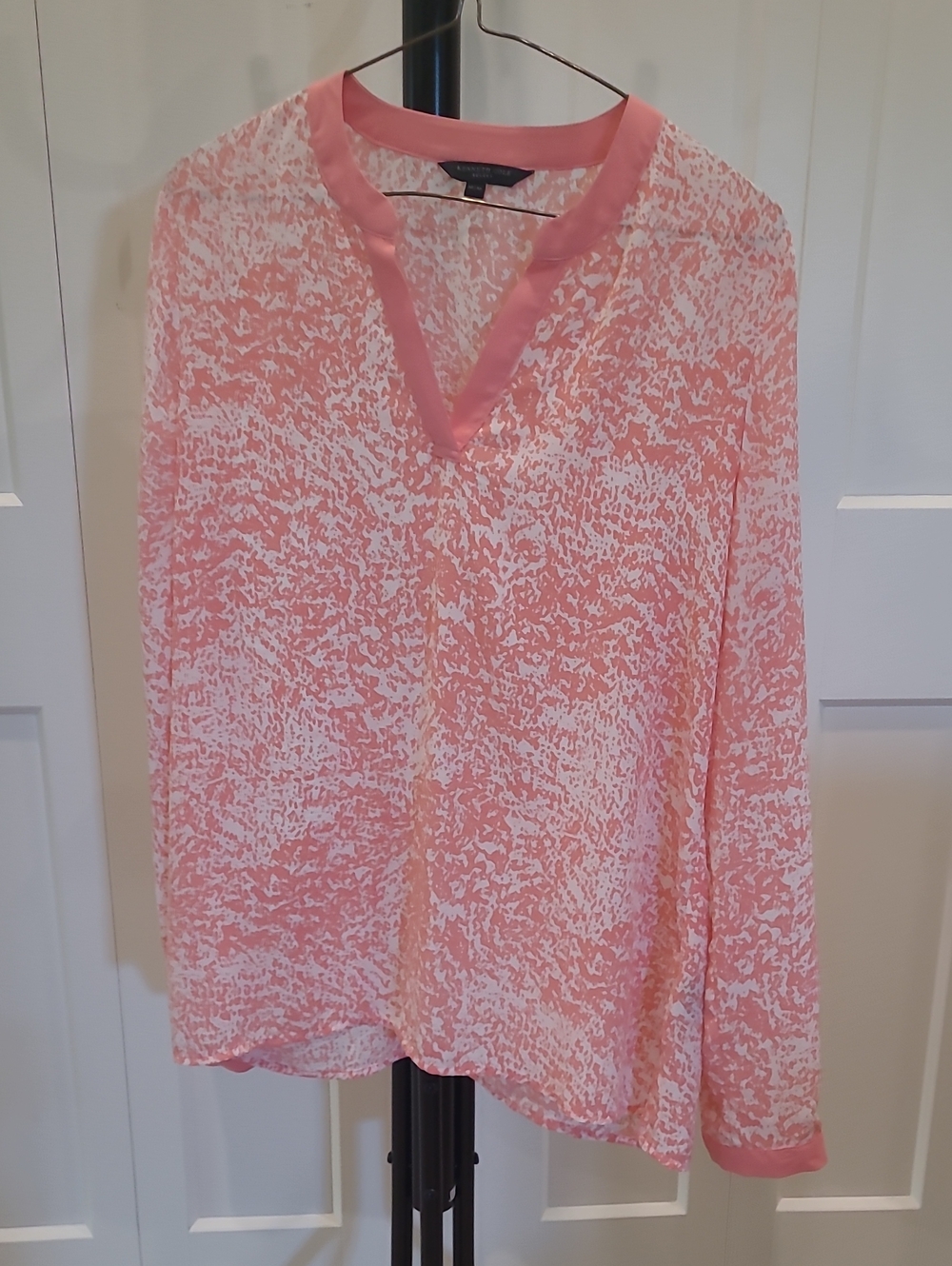Kenneth Cole Pink and White Patterned V-Neck Blouse